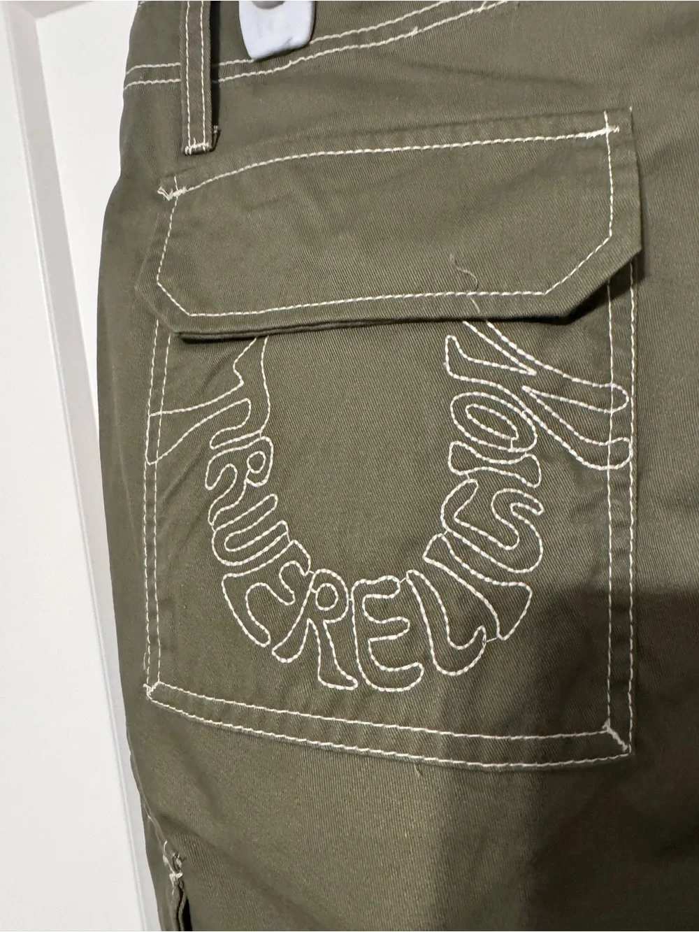 True Religion Bobby NEW Baggy Cargo Pants 34x32 Olive Green White Stitching Mens